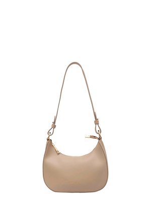 Sac à bandoulière en cuir beige avec forme courbée, bandoulière réglable et fermeture éclair ainsi que détails dorés.