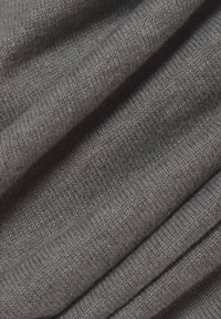 Tela gris de punto con una textura suave, que presenta un patrón acanalado y pliegues lisos. El material parece cálido y acogedor, ideal para ropa.