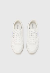 Baskets blanches avec une tige texturée, fermeture à lacets, accents gris et design à bout arrondi. Logo imprimé sur la semelle intérieure. Semelle plate en caoutchouc.