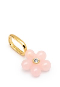 Anello in oro con una fascia arrotondata, caratterizzato da un ciondolo a forma di fiore rosa decorato con un gemma trasparente al centro.