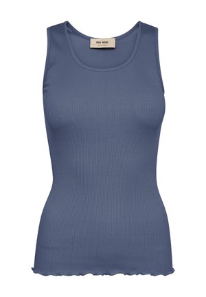 Mouwloos geribd blauw tanktopje met ronde halslijn en licht gerimpelde zoom, met een beige Mos Mosh-label aan de binnenkant van de kraag.