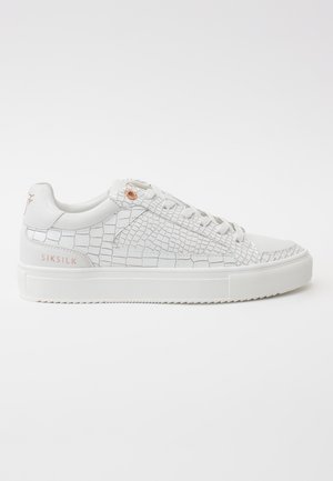 Hvid lavtop sneaker med krokodilletekstur, snørebånd foran, tyk sål og roseguld "SIKSILK" branding på siden.