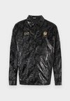 TRAIN SOCCER GRAPHIC EXTRA SHINY - Leichte Jacke - black