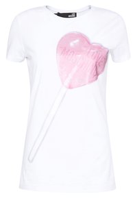 Bílý bavlněný tričko s velkým růžovým grafickým motivem ve tvaru srdce na tyčce, s nápisem "LOVE MOSCHINO" vyraženým na něm. Krátké rukávy, kulatý výstřih.