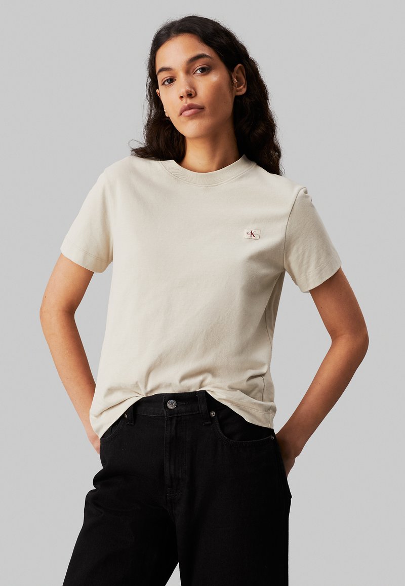 Calvin Klein Jeans MONOGRAM BADGE - T-shirt basic - pelican