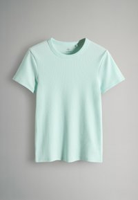 Tīrkizzaļš īsroku krekls no ribotas auduma, ar apaļu kakla izgriezumu un taisnu griezumu bez redzamām rakstām vai akcentiem.