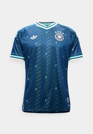 Camiseta de fútbol azul oscuro con acentos en azul claro, logo de Adidas en el pecho derecho, escudo de fútbol de Alemania con cuatro estrellas en el pecho izquierdo.