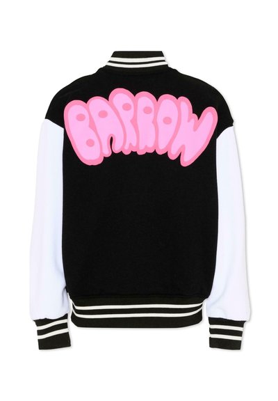 Veste universitaire noire et blanche avec des lettres roses en forme de bulles formant le mot "BARROW" au dos, poignets, ourlet et col côtelés avec des rayures blanches.