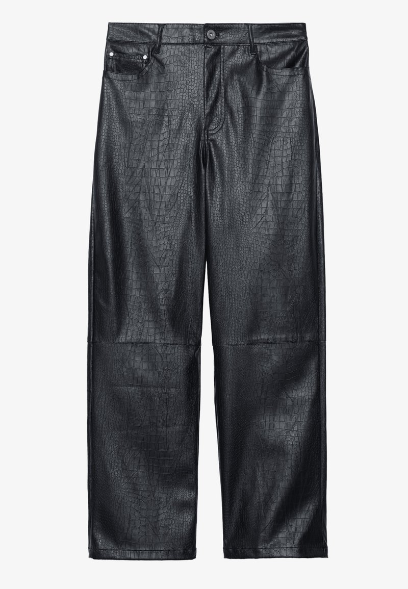 Schwarze, taillierte weit geschnittene Lederhosen aus Kunstleder mit Krokodilmuster, traditionellem Fünf-Taschen-Design sowie Details aus silberfarbenem Knopf und Nieten.