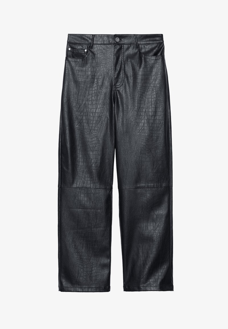 Pantalons larges en simili cuir noir avec une texture crocodile, un design traditionnel à cinq poches, et des détails en métal argenté sur les boutons et rivets.