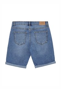 Short en denim bleu avec ourlets roulés, deux poches arrière, passants de ceinture et un patch de marque en cuir marron sur la ceinture.