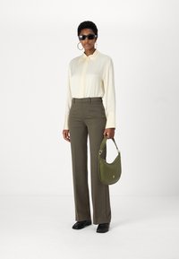 DRYKORN BET - Auduma bikses - green