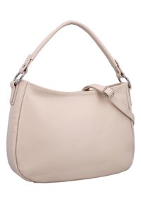 Beež tekstuuriga nahk käekott lühikeste sangadega, reguleeritava õlavööga ja hõbedaste metallringiga kinnitustega valgel taustal.