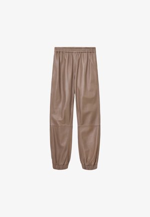 Bruine leren joggingbroek met een elastische tailleband, taps toelopende manchetten en een gladde textuur. Heeft een ontspannen pasvorm en een eenvoudig ontwerp.