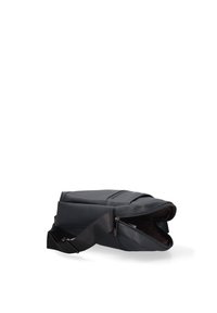 Borsa a messenger sintetica nera con chiusura a zip, design diagonale e una ampia tracolla regolabile. Texture liscia con dettagli di cucitura sottili.