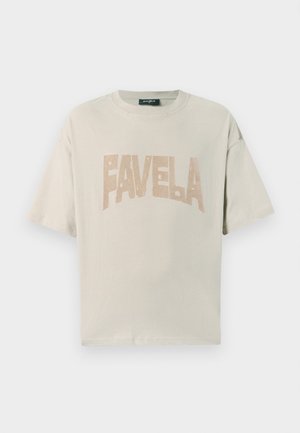 Tricou din bumbac bej deschis, cu mâneci scurte și un decolteu rotund, având inscripția "FAVELA" într-un font bloc de culoare bej închis.
