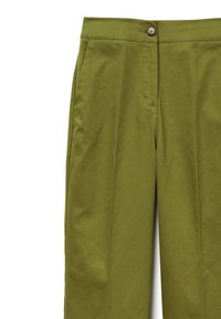 Pantalons ajustés vert olive en tissu coton. Présentent une fermeture à bouton, des poches latérales et une surface lisse et texturée.