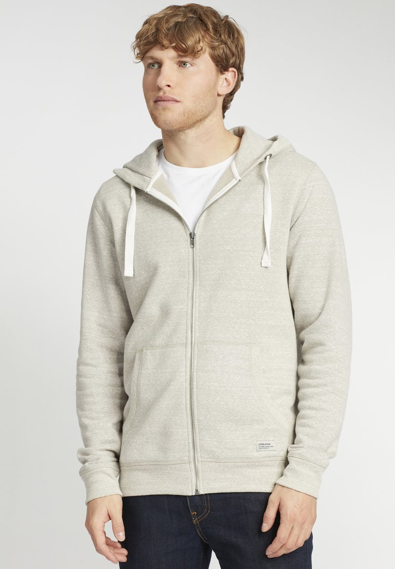 Lys grå zip-up hoodie med en tekstureret overflade, der har en frontlomme, justerbare snoretræk og ribbede manchetter og kant.