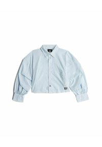 Camicia corta azzurro chiaro con maniche lunghe a sbuffo, colletto a punta, chiusura con bottoni e un piccolo logo del marchio sul lato sinistro in basso.