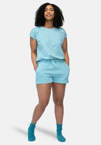 Lichtblauwe katoenen t-shirt met opgerolde mouwen en een subtiel stippenpatroon, gecombineerd met bijpassende shorts met een elastische taille en zakken.