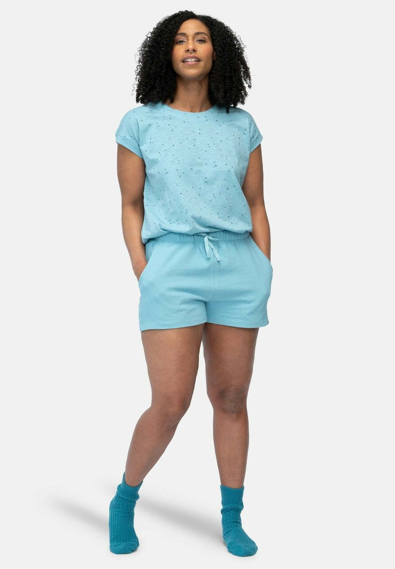 Lichtblauwe katoenen t-shirt met opgerolde mouwen en een subtiel stippenpatroon, gecombineerd met bijpassende shorts met een elastische taille en zakken.
