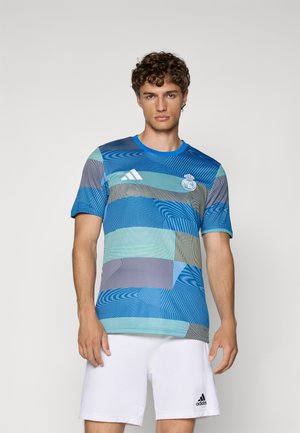 T-shirt sportivo a maniche corte, blu e verde con motivo, dotato di scollatura rotonda, logo Adidas e emblema del club sul petto.