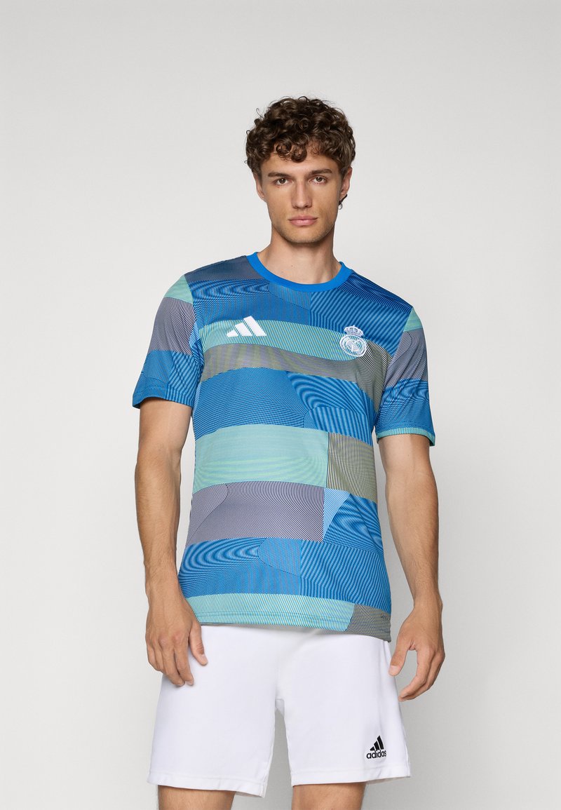 Blauwe en groene sport T-shirt met korte mouwen, voorzien van een ronde hals, Adidas-logo en clubembleem op de borst.