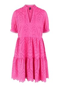 Korte roze jurk met een V-hals, korte pofmouwen en eyeletpatronen. Bevat een gelaagde ruffle zoom en gegolfde randen.