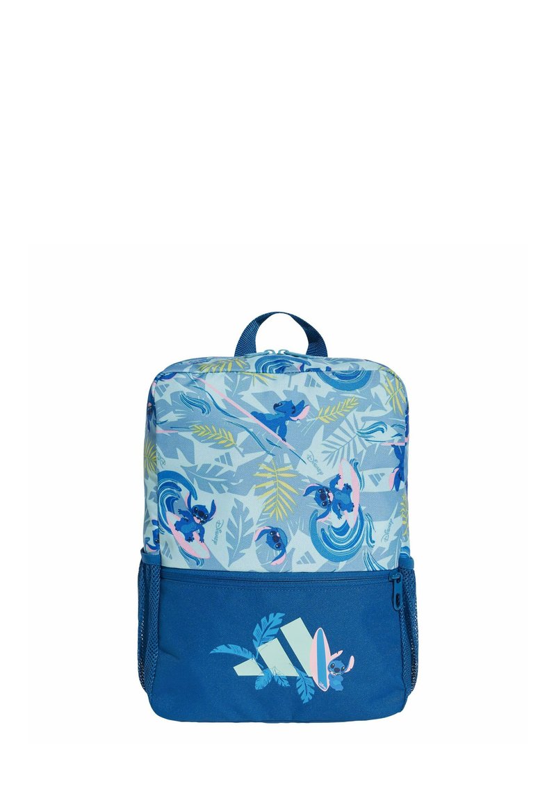 Mochila azul con un diseño superior estampado de motivos tropicales, una parte inferior sólida y un logotipo prominente. Incluye un asa en la parte superior y cremallera.