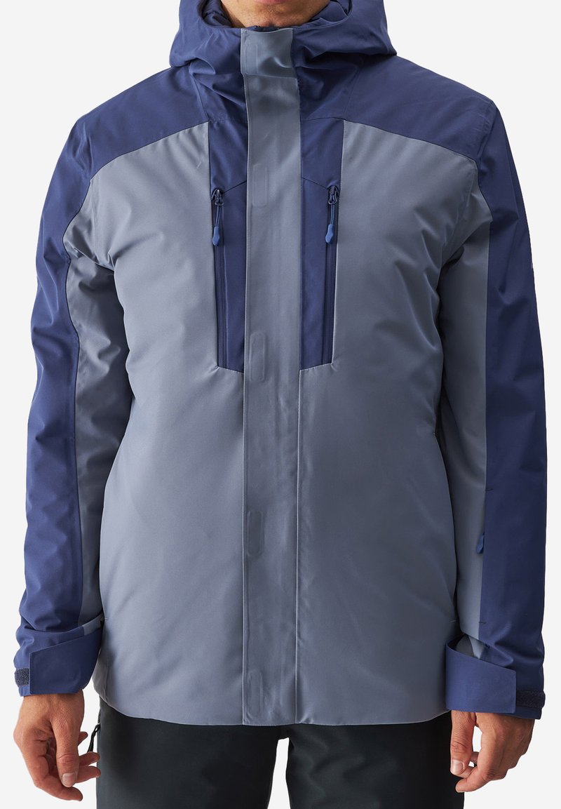 Giacca da uomo in blu chiaro e blu scuro, realizzata in tessuto impermeabile. Presenta un cappuccio, chiusura frontale con zip e due tasche sul petto con zip.