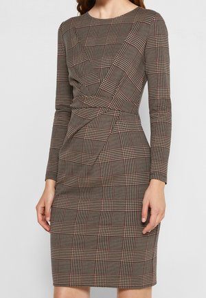 Robe ajustée mi-genou avec manches longues et motif à carreaux marron, dotée d'un détail drapé torsadé à la taille.