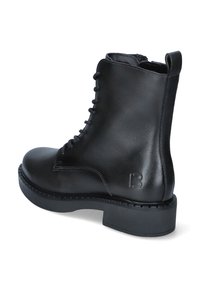 Zwarte leren enkellaars met veters, ronde neus, dikke rubberen zool en geperst logo-detail op de hak. Glad textuur.