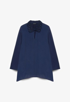 Marineblaue Bluse mit einem bestickten Kragen, langen Ärmeln und Halsöffnung. Mit einem leicht geschwungenen Saum und einem leichten Stoff.