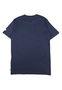 T-shirt blu navy, maniche corte, scollatura a girocollo, texture morbida, con un piccolo logo sulla manica sinistra, taglio casual, senza motivi o decorazioni.