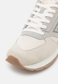 Guess FANO - Sneakers basse - cream/grey/brown
