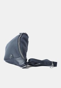 Borsa a tracolla di pelle blu navy con forma triangolare, dotata di chiusura con zip, tracolla regolabile e dettagli in superficie testurizzata. Accenti in hardware argentato.