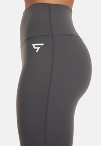 SQUATPROOF BRISK SPORT FLARE  - Pajkice – hlače - dark grey