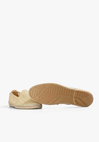Vævet strå slip-on sko i beige med en rund tå og elastiske sider. Gummisål med mønstret sål for bedre greb.