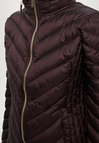 MICHAEL Michael Kors SHORT PACKABLE  - Dunjakke - chocolate