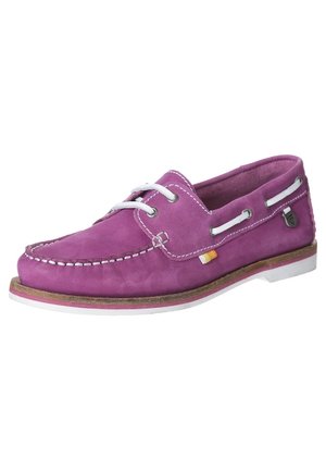 Zapato de barco de cuero morado con cordones blancos, costuras blancas y una superficie texturizada. Cuenta con una suela de goma y un pequeño logotipo en el costado.