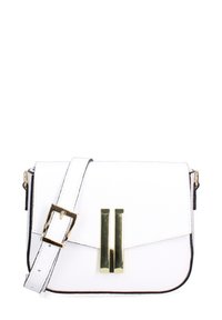 Borsa a tracolla bianca in pelle con una forma strutturata, dettagli in metallo dorato e chiusura a pattina con due barre parallele.