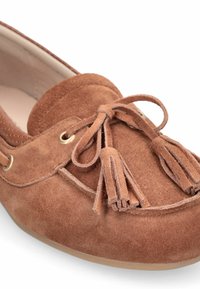 Mocassins en daim marron, avec un bout rond, des détails à glands et des accents de ferrures dorées sur les côtés. Semelle en caoutchouc pour une meilleure adhérence.