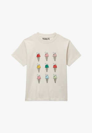 T-shirt blanc avec neuf cornets de glace colorés en grille 3x3, chacun surmonté d'un nœud blanc, et étiquette "PEANUTS" à l'intérieur du col.