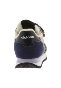 Vue arrière d'une sneaker présentant des matériaux en suède et textile noir, gris, rose et marine, avec un logo blanc et une semelle contrastée.