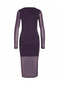 Longue robe moulante violette avec manches longues transparentes et panneau inférieur de jupe transparent, texture froncée sur le haut du corps et les bras.