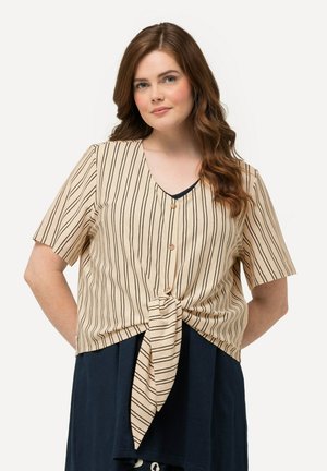 Blouse beige à manches courtes avec de fines rayures verticales noires, encolure en V et détail noué à l'avant. Comprend des boutons en bois sur le devant.