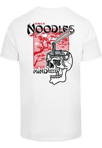 Hvit T-skjorte med grafisk design av et hodeskalle med nudler og spisepinner, mot en rød bakgrunn med teksten "ONLY NOODLES ON MY MIND."