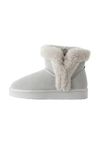 Graue Wildleder-Stiefeletten mit einem flauschigen Creme-Fellbund, ausgestattet mit einer flachen weißen Gummisohle und einem abgerundeten Zehenbereich.