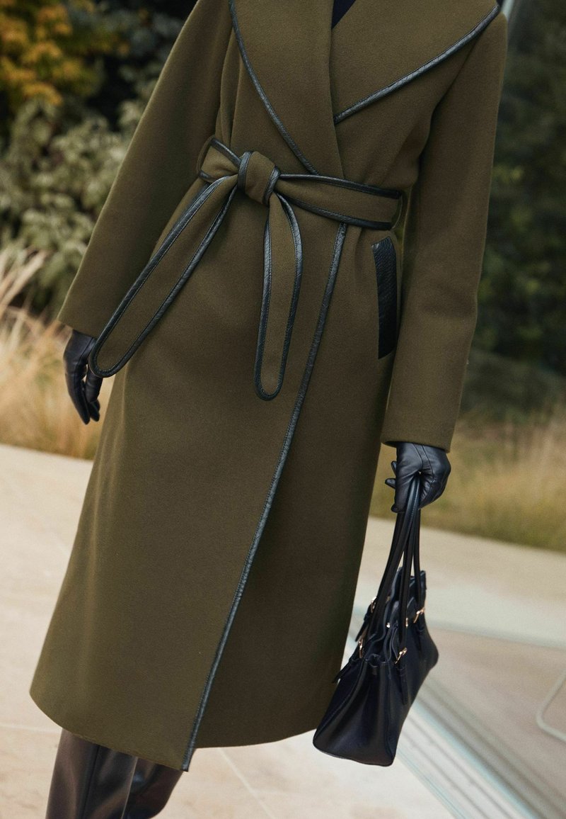 Trench/Cappotto lungo da donna in vera pelle di agnello a doppio petto con effetto lamina metallica dorata, cappotto da donna in pelle dorata, giacca in pelle dorata - Italia Trench/Cappotto lungo da donna in vera pelle di agnello a doppio petto con effetto lamina metallica dorata, cappotto da donna in pelle dorata, giacca in pelle dorata - Italia