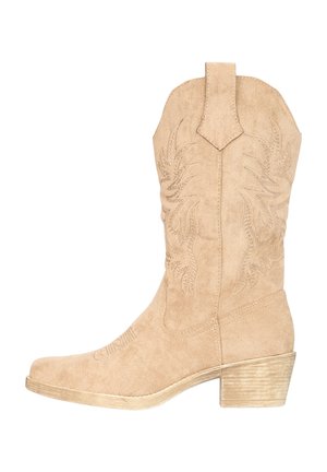 Beige ruskinds cowboystøvle med broderede dekorative mønstre, mellemhøj stabelhæl og trækflig på skaftet, set fra siden.
